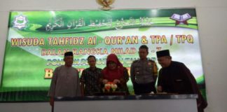 Rayakan HUT ke-7, Ponpes Tahfidz Baitul Quran Wisuda Santri Hafalan 1-5 Juz POTONG TUMPENG: Asisten III Setda Pemkab KKU, Ir Munira memotong tumpeng disaksikan Kepala Kantor Kemenag, H Ruslan MA, Waka Polres, Ketua Ponpes Tahfidz Baitullah Quran, Burhanudin SPdI dan mantan Sekda KKU, H Hendrik Siswanto di Pendopo Bupati Kayong Utara, Kamis (10/5). Kamiriluddin/RK.