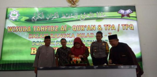Rayakan HUT ke-7, Ponpes Tahfidz Baitul Quran Wisuda Santri Hafalan 1-5 Juz POTONG TUMPENG: Asisten III Setda Pemkab KKU, Ir Munira memotong tumpeng disaksikan Kepala Kantor Kemenag, H Ruslan MA, Waka Polres, Ketua Ponpes Tahfidz Baitullah Quran, Burhanudin SPdI dan mantan Sekda KKU, H Hendrik Siswanto di Pendopo Bupati Kayong Utara, Kamis (10/5). Kamiriluddin/RK.
