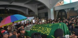 Bupati Pengatur Negara GOTONG JENAZAH. Pelayat ikut menggotong jenazah Enthus Susmono saat akan dimakamkan di Sanggar Satria Laras, Kecamatan Talang, Tegal, Jawa Tengah, Selasa (15/5). Hermas Purwadi-Radar Slawi