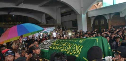 Bupati Pengatur Negara GOTONG JENAZAH. Pelayat ikut menggotong jenazah Enthus Susmono saat akan dimakamkan di Sanggar Satria Laras, Kecamatan Talang, Tegal, Jawa Tengah, Selasa (15/5). Hermas Purwadi-Radar Slawi