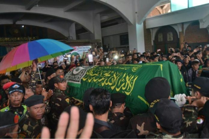 GOTONG JENAZAH. Pelayat ikut menggotong jenazah Enthus Susmono saat akan dimakamkan di Sanggar Satria Laras, Kecamatan Talang, Tegal, Jawa Tengah, Selasa (15/5). Hermas Purwadi-Radar Slawi