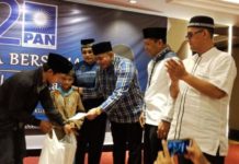Antusias Warga Hadiri Buka Pausa Bersama Boyman Harun BUKBER. Boyman Harun tengah memberikan santunan kepada perwakilan anak-anak yang menghadiri buka puasa bersama yang diinisiasi DPD PAN Kota Pontianak, Minggu (27/5)--istimewa