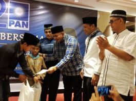 BUKBER. Boyman Harun tengah memberikan santunan kepada perwakilan anak-anak yang menghadiri buka puasa bersama yang diinisiasi DPD PAN Kota Pontianak, Minggu (27/5)--istimewa