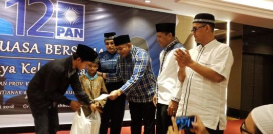 Antusias Warga Hadiri Buka Pausa Bersama Boyman Harun BUKBER. Boyman Harun tengah memberikan santunan kepada perwakilan anak-anak yang menghadiri buka puasa bersama yang diinisiasi DPD PAN Kota Pontianak, Minggu (27/5)--istimewa
