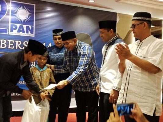 Antusias Warga Hadiri Buka Pausa Bersama Boyman Harun BUKBER. Boyman Harun tengah memberikan santunan kepada perwakilan anak-anak yang menghadiri buka puasa bersama yang diinisiasi DPD PAN Kota Pontianak, Minggu (27/5)--istimewa