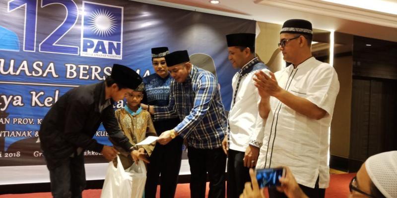 BUKBER. Boyman Harun tengah memberikan santunan kepada perwakilan anak-anak yang menghadiri buka puasa bersama yang diinisiasi DPD PAN Kota Pontianak, Minggu (27/5)--istimewa