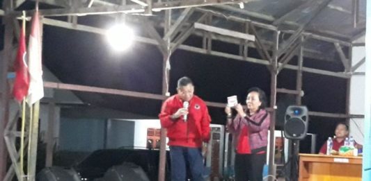 Cornelis Ungkap Alasan Karolin-Gidot Layak Dipilih Rakyat Kalbar PIDATO. Cornelis saat memberikan pidato di Sanggau--MC for RK