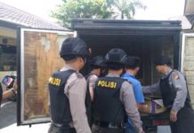 Tak Ada Personel Bertugas Sendiri PERKETAT. Polda Kalbar memperketat pemeriksaan. Setiap tamu dan kendaraan yang melintasi pos penjagaan diperiksa oleh petugas jaga yang bersenjata lengkap. Seperti dalam foto ini, Senin (14/5) siang—Ocsya Ade CP