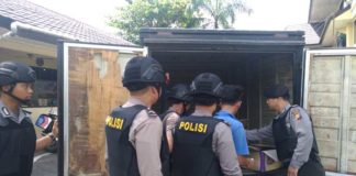 Tak Ada Personel Bertugas Sendiri PERKETAT. Polda Kalbar memperketat pemeriksaan. Setiap tamu dan kendaraan yang melintasi pos penjagaan diperiksa oleh petugas jaga yang bersenjata lengkap. Seperti dalam foto ini, Senin (14/5) siang—Ocsya Ade CP