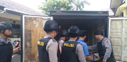 Tak Ada Personel Bertugas Sendiri PERKETAT. Polda Kalbar memperketat pemeriksaan. Setiap tamu dan kendaraan yang melintasi pos penjagaan diperiksa oleh petugas jaga yang bersenjata lengkap. Seperti dalam foto ini, Senin (14/5) siang—Ocsya Ade CP