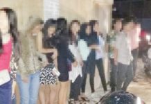 Kumpul Malam di Bekas Cafe 18 Muda-mudi Diangkut Polisi DIANGKUT. Belasan muda-mudi ini diamankan Polsek Pontianak Kota di bekas Cafe Damai, Jalan Danau Sentarum, Sabtu (12/5) malam--Polisi for RK