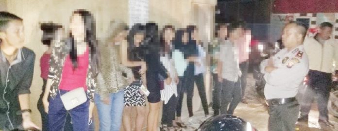 DIANGKUT. Belasan muda-mudi ini diamankan Polsek Pontianak Kota di bekas Cafe Damai, Jalan Danau Sentarum, Sabtu (12/5) malam--Polisi for RK