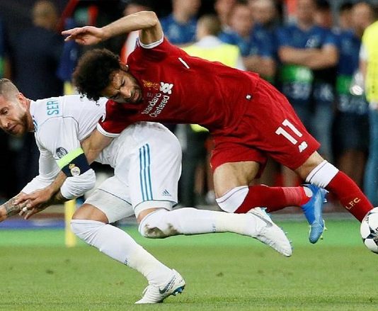 Insya Allah Aku Lilo, Madrid BENCANA UNTUK SETAN MERAH. Mohamed Salah (Liverpool) ketika dijatuhkan Sergio Ramos (Real Madrid) di Final Liga Champions 2018.