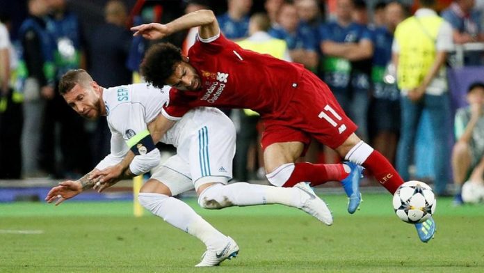 BENCANA UNTUK SETAN MERAH. Mohamed Salah (Liverpool) ketika dijatuhkan Sergio Ramos (Real Madrid) di Final Liga Champions 2018.