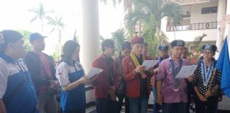 Mahasiswa dan Pemuda Kalbar Desak RUU Terorisme segera Disahkan Aksi Solidaritas. Puluhan masyarakat yang tergabung dalam Aksi Mahasiswa dan Pemuda Kalimantan Barat melakukan aksi solidaritas di halaman Gedung Parlemen Kalbar, Senin (14/5). Zainudin/RK.