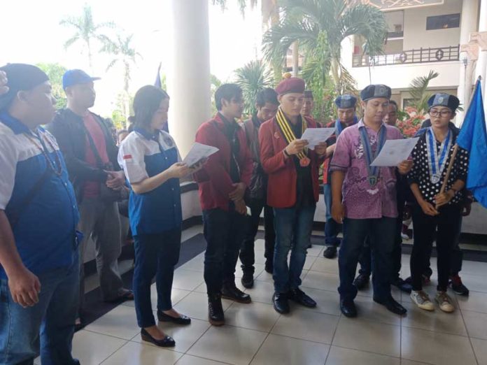 Aksi Solidaritas. Puluhan masyarakat yang tergabung dalam Aksi Mahasiswa dan Pemuda Kalimantan Barat melakukan aksi solidaritas di halaman Gedung Parlemen Kalbar, Senin (14/5). Zainudin/RK.