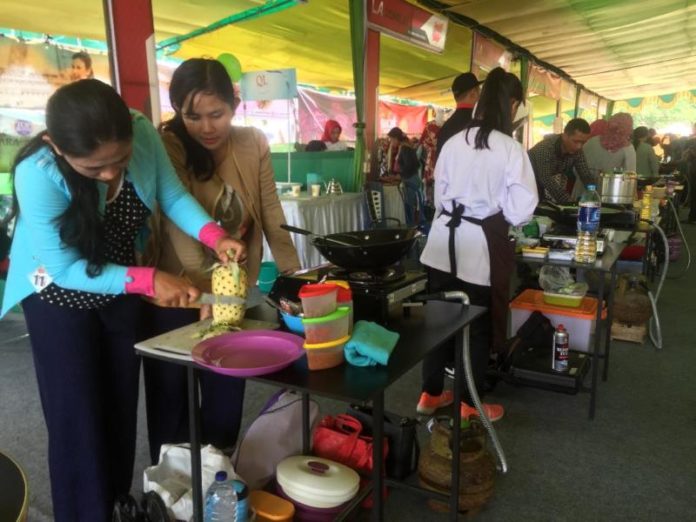 KOKI PACERI NANAS. Para peserta mempersiapkan masakannya dalam lomba memasak Paceri Nanas besutan Jewita Kalbar di halaman A. Yani Mega Mal Pontianak, Sabtu (5/5). Nova Sari-RK