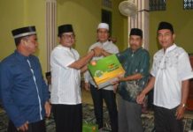 Tajudin: Jaga Persatuan dan Kesatuan Umat Muslim Ketua DPRD Melawi, Abang Tajudin menyerahkan bingkisan kepada Ketua Masjid At Taqwa Desa Manggala, Kecamatan Pinoh Selatan, Unun Supiyatna.
