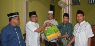 Tajudin: Jaga Persatuan dan Kesatuan Umat Muslim Ketua DPRD Melawi, Abang Tajudin menyerahkan bingkisan kepada Ketua Masjid At Taqwa Desa Manggala, Kecamatan Pinoh Selatan, Unun Supiyatna.