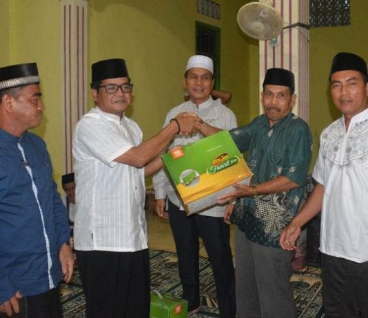 Tajudin: Jaga Persatuan dan Kesatuan Umat Muslim Ketua DPRD Melawi, Abang Tajudin menyerahkan bingkisan kepada Ketua Masjid At Taqwa Desa Manggala, Kecamatan Pinoh Selatan, Unun Supiyatna.