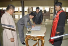 Hendrikus Bambang Resmi Jabat Wakil Ketua DPRD Sanggau 15. Wakil Ketua DPRD Sanggau, Hendrikus Bambang SIp menandatangani Berita Acara (BA) Pelantikan