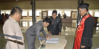 Hendrikus Bambang Resmi Jabat Wakil Ketua DPRD Sanggau 15. Wakil Ketua DPRD Sanggau, Hendrikus Bambang SIp menandatangani Berita Acara (BA) Pelantikan