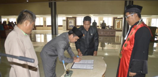 Hendrikus Bambang Resmi Jabat Wakil Ketua DPRD Sanggau 15. Wakil Ketua DPRD Sanggau, Hendrikus Bambang SIp menandatangani Berita Acara (BA) Pelantikan