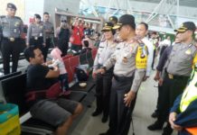 Irit, Kapal Laut Tetap Diminat SAPA PEMUDIK. Kapolda Kalbar Irjen Pol Didi Haryono berbincang-bincang dengan pemudik di Bandara Supadio Kubu Raya, Senin (11/6). Andi Ridwansyah-RK