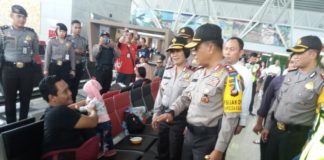 Irit, Kapal Laut Tetap Diminat SAPA PEMUDIK. Kapolda Kalbar Irjen Pol Didi Haryono berbincang-bincang dengan pemudik di Bandara Supadio Kubu Raya, Senin (11/6). Andi Ridwansyah-RK