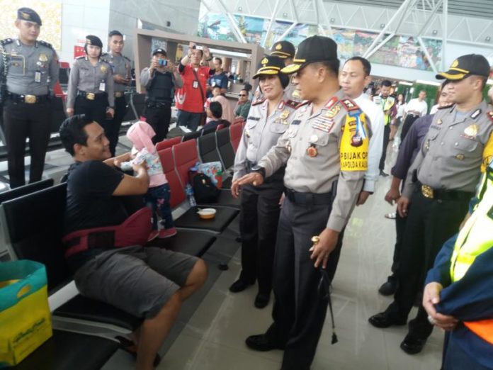 SAPA PEMUDIK. Kapolda Kalbar Irjen Pol Didi Haryono berbincang-bincang dengan pemudik di Bandara Supadio Kubu Raya, Senin (11/6). Andi Ridwansyah-RK