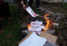 KPU Kalbar Bakar 538 Surat Suara MUSNAHKAN. Surat suara yang rusak dibakar di halaman kantor KPU Kalbar, Minggu (24/6). Andi Ridwansyah-RK