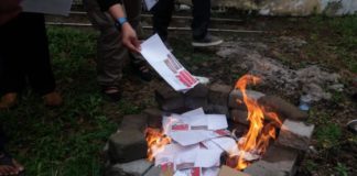 KPU Kalbar Bakar 538 Surat Suara MUSNAHKAN. Surat suara yang rusak dibakar di halaman kantor KPU Kalbar, Minggu (24/6). Andi Ridwansyah-RK