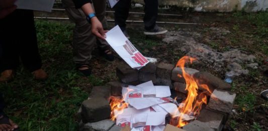 KPU Kalbar Bakar 538 Surat Suara MUSNAHKAN. Surat suara yang rusak dibakar di halaman kantor KPU Kalbar, Minggu (24/6). Andi Ridwansyah-RK