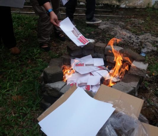 KPU Kalbar Bakar 538 Surat Suara MUSNAHKAN. Surat suara yang rusak dibakar di halaman kantor KPU Kalbar, Minggu (24/6). Andi Ridwansyah-RK