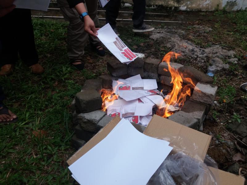 MUSNAHKAN. Surat suara yang rusak dibakar di halaman kantor KPU Kalbar, Minggu (24/6). Andi Ridwansyah-RK