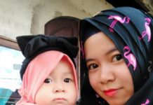 Hijab Sederhana di Hari Raya Mengenakan hijab, Sri Azizah Kurniawati bersama putrinya, Anaya dan suami tercinta, Kurniawan saat momen Hari Raya Idulfitri 1439 Hijriah di Gang Hanura, Jalan Ujung Pandang, Kecamatan Pontianak Kota, Kota Pontianak, Jumat (15/6). Kamiriluddin/Rakyat Kalbar