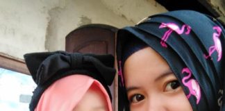 Hijab Sederhana di Hari Raya Mengenakan hijab, Sri Azizah Kurniawati bersama putrinya, Anaya dan suami tercinta, Kurniawan saat momen Hari Raya Idulfitri 1439 Hijriah di Gang Hanura, Jalan Ujung Pandang, Kecamatan Pontianak Kota, Kota Pontianak, Jumat (15/6). Kamiriluddin/Rakyat Kalbar