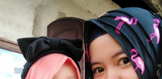 Hijab Sederhana di Hari Raya Mengenakan hijab, Sri Azizah Kurniawati bersama putrinya, Anaya dan suami tercinta, Kurniawan saat momen Hari Raya Idulfitri 1439 Hijriah di Gang Hanura, Jalan Ujung Pandang, Kecamatan Pontianak Kota, Kota Pontianak, Jumat (15/6). Kamiriluddin/Rakyat Kalbar