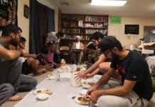 Kesasar ke Masjid di San Antonio BUKBER. Suasana berbuka puasa di Masjid Hussainiah San Antonio, Texas, Amerika Serikat. Dahlan Iskan Photo