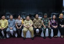 Pesan DPD di Pilkada Serentak 2018 Ketua DPD RI Oesman Sapta Odang, Penjabat Gubernur Kalbar Doddy Riatmadji, Pangdam XII Tanjungpura Mayjen Jenderal TNI Achmad Supriyadi, Wakapolda Kalbar Brigjen Sri Handayani, anggota DPD Maria Goreti, Abdul Rahmi, dan Rubaeti Erlita, Komisioner KPU Kalbar Mujiyo, Ketua Bawaslu Kalbar Ruhermansyah dan lainnya.