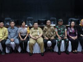 Ketua DPD RI Oesman Sapta Odang, Penjabat Gubernur Kalbar Doddy Riatmadji, Pangdam XII Tanjungpura Mayjen Jenderal TNI Achmad Supriyadi, Wakapolda Kalbar Brigjen Sri Handayani, anggota DPD Maria Goreti, Abdul Rahmi, dan Rubaeti Erlita, Komisioner KPU Kalbar Mujiyo, Ketua Bawaslu Kalbar Ruhermansyah dan lainnya.