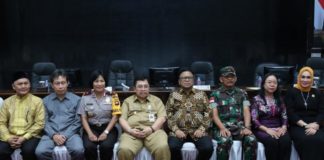 Pesan DPD di Pilkada Serentak 2018 Ketua DPD RI Oesman Sapta Odang, Penjabat Gubernur Kalbar Doddy Riatmadji, Pangdam XII Tanjungpura Mayjen Jenderal TNI Achmad Supriyadi, Wakapolda Kalbar Brigjen Sri Handayani, anggota DPD Maria Goreti, Abdul Rahmi, dan Rubaeti Erlita, Komisioner KPU Kalbar Mujiyo, Ketua Bawaslu Kalbar Ruhermansyah dan lainnya.