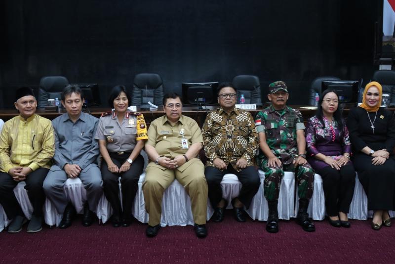 Ketua DPD RI Oesman Sapta Odang, Penjabat Gubernur Kalbar Doddy Riatmadji, Pangdam XII Tanjungpura Mayjen Jenderal TNI Achmad Supriyadi, Wakapolda Kalbar Brigjen Sri Handayani, anggota DPD Maria Goreti, Abdul Rahmi, dan Rubaeti Erlita, Komisioner KPU Kalbar Mujiyo, Ketua Bawaslu Kalbar Ruhermansyah dan lainnya.