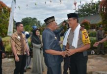 Jaga Keharmonisan Menuju Kalbar Aman dari Ancaman Bersalaman. Bupati Kubu Raya, H Rusman Ali bersalaman dengan Kapolda Kalbar, Irjen Pol Didi Haryono di Pondok Pesantren Darul Ulum Kuala Dua, Kamis (31/5). Syamsul Arifin/RK.
