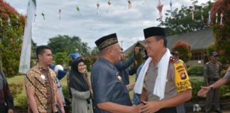Jaga Keharmonisan Menuju Kalbar Aman dari Ancaman Bersalaman. Bupati Kubu Raya, H Rusman Ali bersalaman dengan Kapolda Kalbar, Irjen Pol Didi Haryono di Pondok Pesantren Darul Ulum Kuala Dua, Kamis (31/5). Syamsul Arifin/RK.