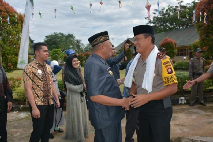 Bersalaman. Bupati Kubu Raya, H Rusman Ali bersalaman dengan Kapolda Kalbar, Irjen Pol Didi Haryono di Pondok Pesantren Darul Ulum Kuala Dua, Kamis (31/5). Syamsul Arifin/RK.