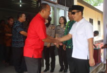 Bupati Rupinus Boyong Istri Keliling Sekadau Ketua DPRD Sekadau, Albertus Pinus SSos MH menyampaikan ucapan selamat Idulfitri 1439 Hijriah kepada Kapolres Sekadau, AKBP Anggon Salazar Tarmizi SIK beserta jajarannya.