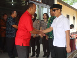 Ketua DPRD Sekadau, Albertus Pinus SSos MH menyampaikan ucapan selamat Idulfitri 1439 Hijriah kepada Kapolres Sekadau, AKBP Anggon Salazar Tarmizi SIK beserta jajarannya.