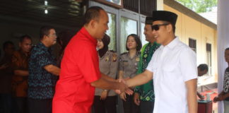 Bupati Rupinus Boyong Istri Keliling Sekadau Ketua DPRD Sekadau, Albertus Pinus SSos MH menyampaikan ucapan selamat Idulfitri 1439 Hijriah kepada Kapolres Sekadau, AKBP Anggon Salazar Tarmizi SIK beserta jajarannya.