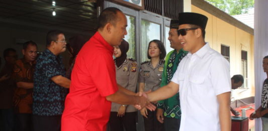 Bupati Rupinus Boyong Istri Keliling Sekadau Ketua DPRD Sekadau, Albertus Pinus SSos MH menyampaikan ucapan selamat Idulfitri 1439 Hijriah kepada Kapolres Sekadau, AKBP Anggon Salazar Tarmizi SIK beserta jajarannya.